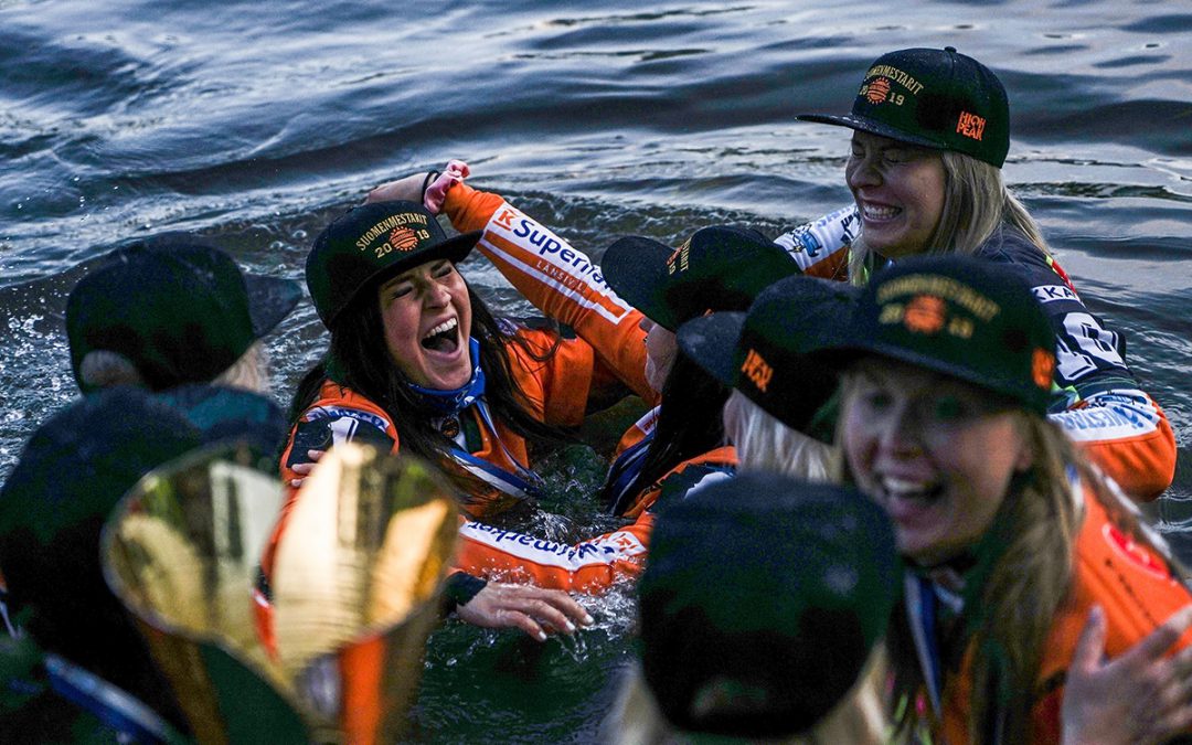 Kirittärien mestarijoukkue vietti kauden päättäjäisiä – Emma Körkkö syötti avauskiekon JYP:n Liiga-ottelussa!
