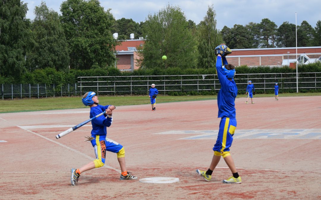 Juniorikentän etukaari on vastaava kuin miesten ja naisten kentissä