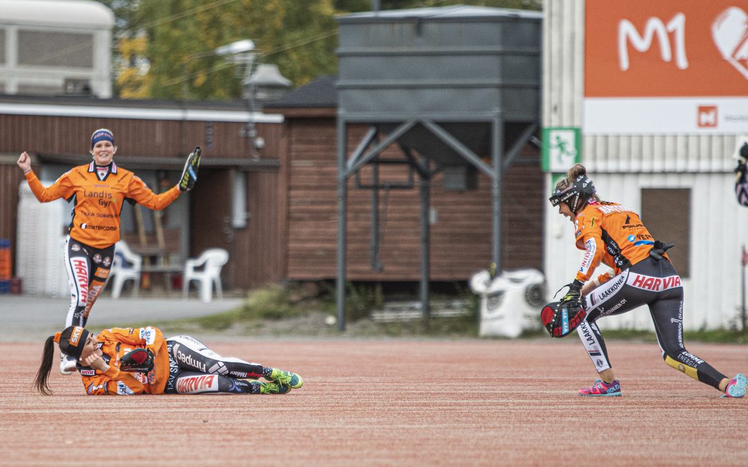 Suomen mestari Camilla Kirsilä takoo nyt rumpuja uudella musiikkivideolla
