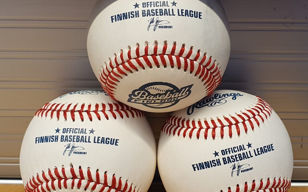 Superpesis pelaajia baseballin SM-sarjaottelussa perjantaina 6.8.